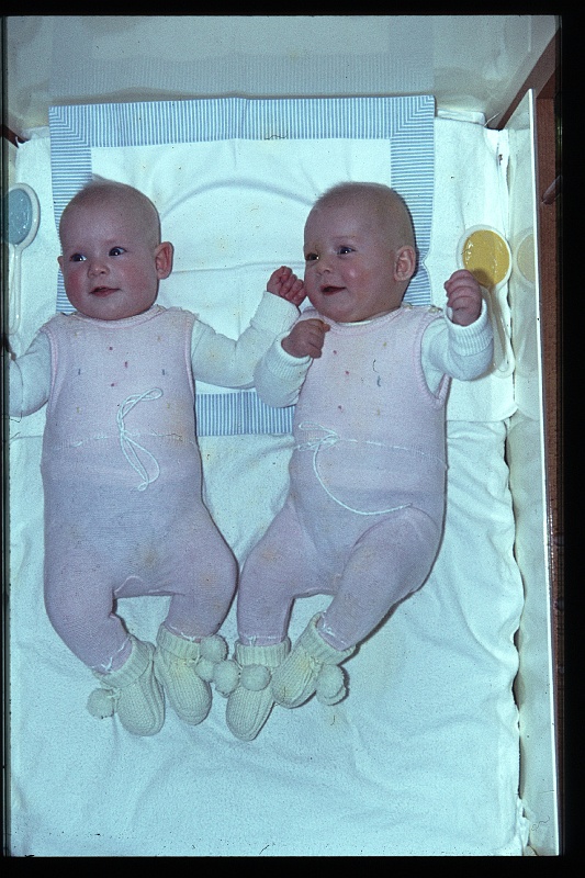 07.Delft jan 1964 Brigitte,Marion.JPG